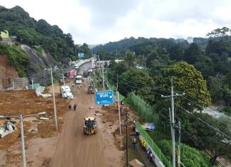 Trabajos de Covial en el derrumbe de carrtera a El Salvador, kilómetro 24.5. Foto La Hora: Covial