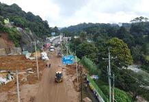 En imágenes: Así se han desarrollado los trabajos de Covial tras el derrumbe en carretera a El Salvador Trabajos de Covial en el derrumbe de carrtera a El Salvador, kilómetro 24.5. Foto La Hora: Covial