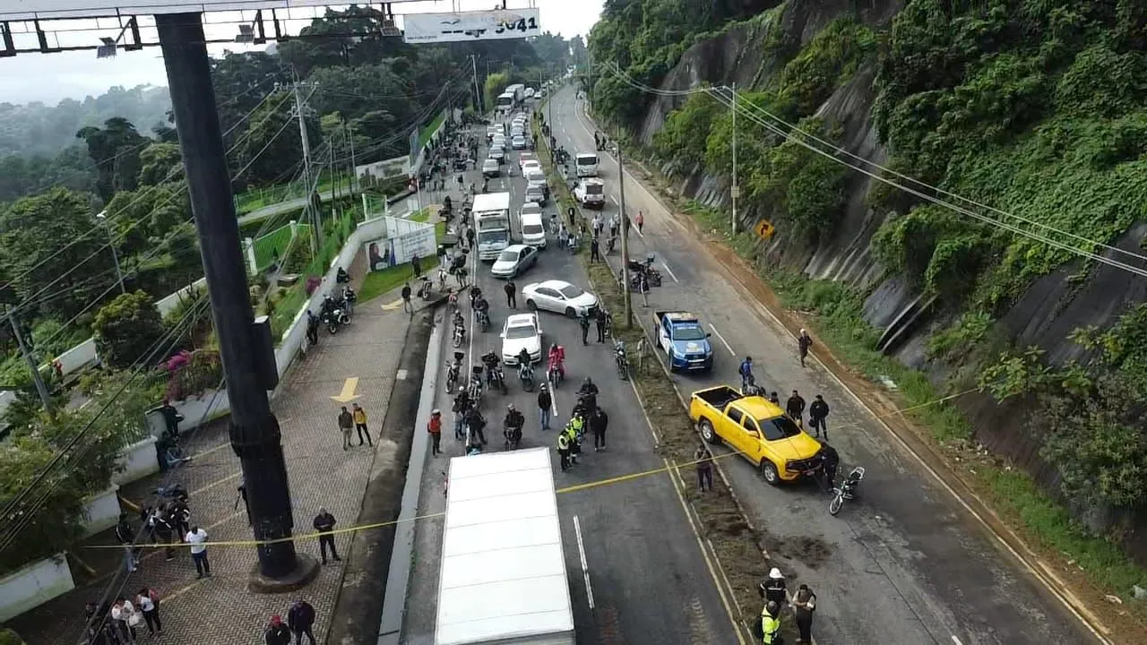 Trabajos de la Unidad Ejecutora de Conservación Vial (Covial) en derrumbe carretera a El Salvador. Foto La Hora: Covial