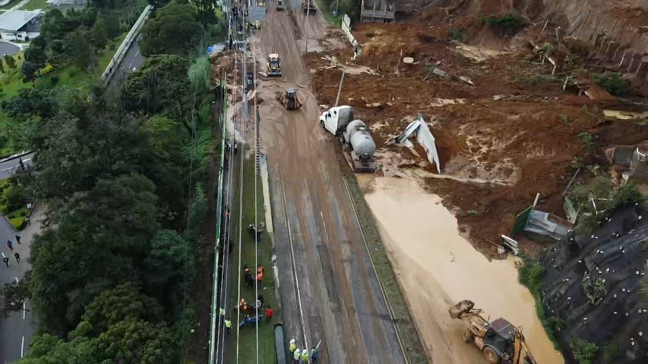 Trabajos de la Unidad Ejecutora de Conservación Vial (Covial) en derrumbe carretera a El Salvador. Foto La Hora: Covial