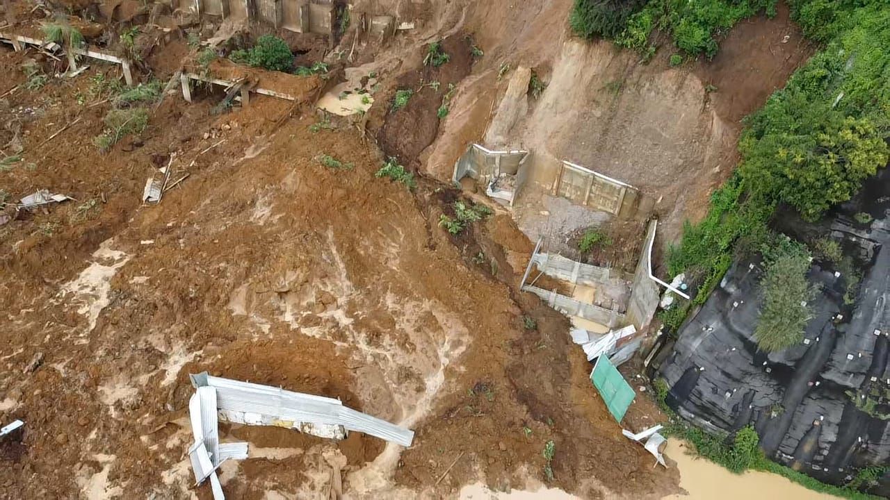 Trabajos de la Unidad Ejecutora de Conservación Vial (Covial) en derrumbe carretera a El Salvador. Foto La Hora: Covial