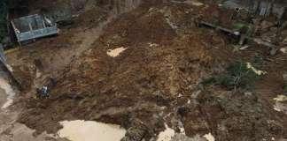 Covial suspende labores en el kilómetro 24 debido a un nuevo desprendimiento. Foto La Hora: José Orozco