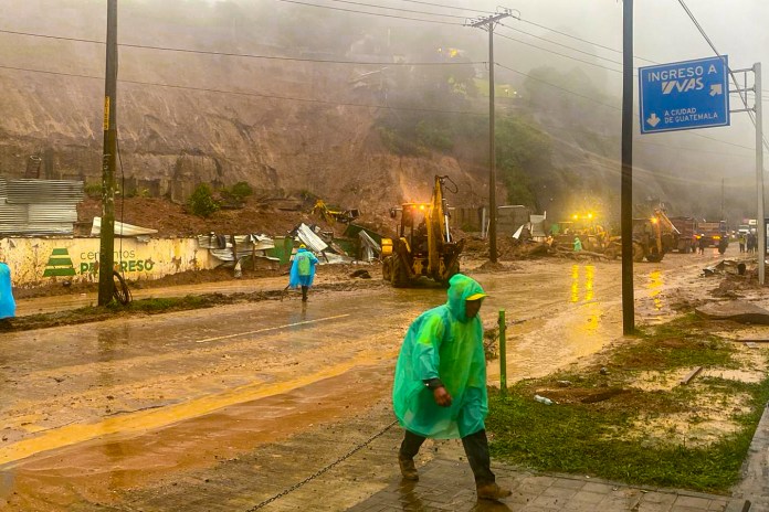 El derrumbe continúa presentando desprendimientos que ponen en riesgo la circulación. Foto La Hora: Covial.