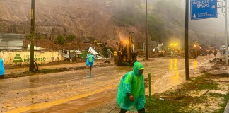 El derrumbe continúa presentando desprendimientos que ponen en riesgo la circulación. Foto La Hora: Covial.