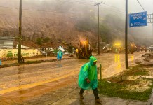 Conred declara alerta anaranjada tras derrumbe en carretera a El Salvador y época de lluvias 2025 El derrumbe continúa presentando desprendimientos que ponen en riesgo la circulación. Foto La Hora: Covial.