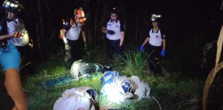 Bomberos Voluntarios y de Canalitos informaron sobre la localización de restos humanos dentro de bolsas y envueltos con mantas. Foto La Hora: José Orozco.