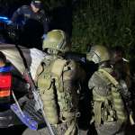 Personas fallecidas localizadas envueltas en sábanas bajo el puente San Juan, en el kilómetro 21 de la carretera al Atlántico. Foto La Hora: José Orozco.
