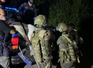 Personas fallecidas localizadas envueltas en sábanas bajo el puente San Juan, en el kilómetro 21 de la carretera al Atlántico. Foto La Hora: José Orozco.
