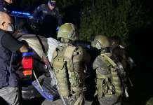 Por descomposición, identificación de dos cuerpos en ruta al Atlántico tomará seis semanas Personas fallecidas localizadas envueltas en sábanas bajo el puente San Juan, en el kilómetro 21 de la carretera al Atlántico. Foto La Hora: José Orozco.