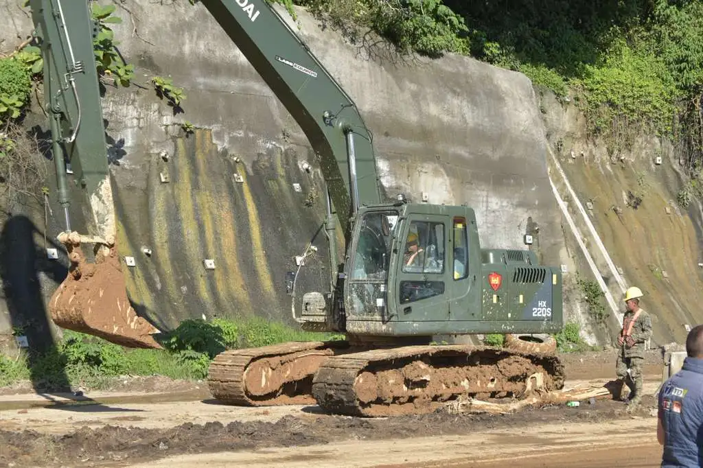 Cuarto día de trabajos en el km 24 de carretera a El Salvador. Foto La Hora: José Orozco