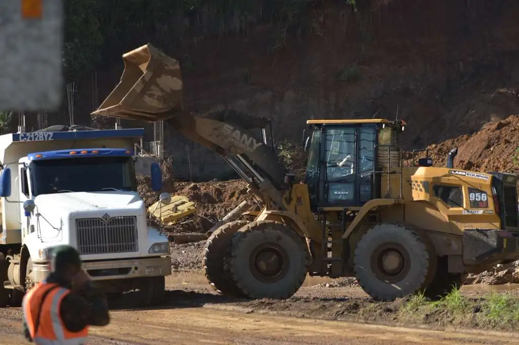 Cuarto día de trabajos en el km 24 de carretera a El Salvador. Foto La Hora: José Orozco