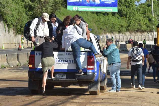 Cuarto día de trabajos en el km 24 de carretera a El Salvador. Foto La Hora: José Orozco