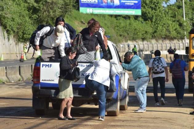 Cuarto día de trabajos en el km 24 de carretera a El Salvador. Foto La Hora: José Orozco