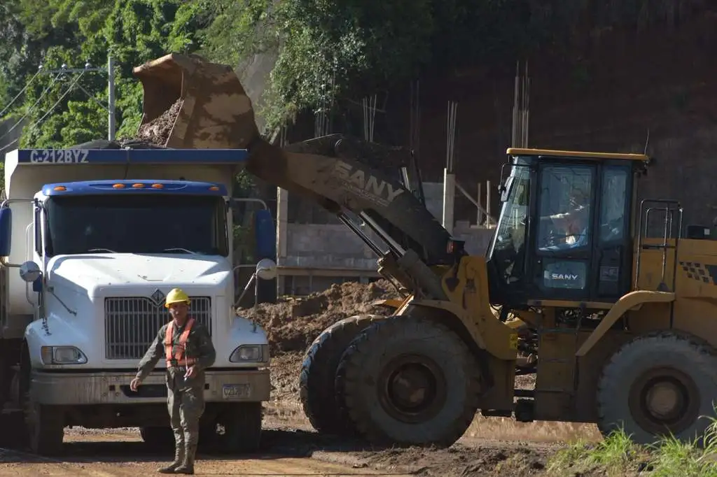Cuarto día de trabajos en el km 24 de carretera a El Salvador. Foto La Hora: José Orozco