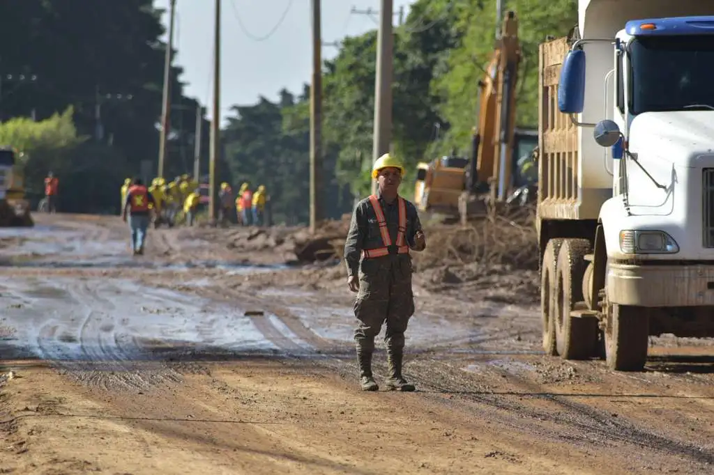 Cuarto día de trabajos en el km 24 de carretera a El Salvador. Foto La Hora: José Orozco