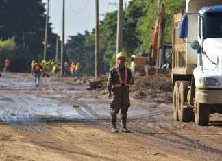 Cuarto día de trabajos en el km 24 de carretera a El Salvador. Foto La Hora: José Orozco