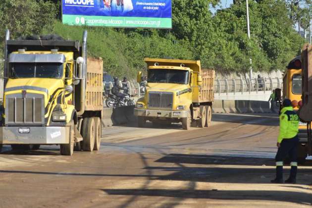 Cuarto día de trabajos en el km 24 de carretera a El Salvador. Foto La Hora: José Orozco