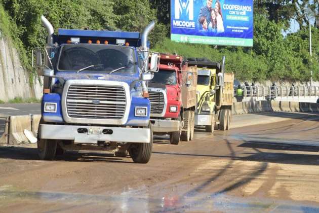 Cuarto día de trabajos en el km 24 de carretera a El Salvador. Foto La Hora: José Orozco