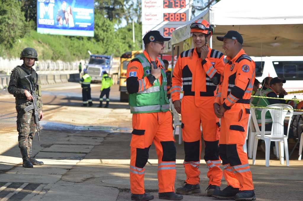 Cuarto día de trabajos en el km 24 de carretera a El Salvador. Foto La Hora: José Orozco