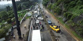 Derrumbe en el kilómetro 24 de la Carretera a El Salvador. Foto La Hora: Covial.