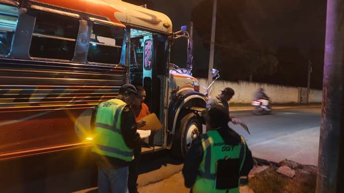 DGT llevó a cabo un operativo de control y supervisión en el kilómetro 21, frente a la colonia Condado San Juan, ruta hacia Pachali, Ciudad Quetzal. Foto La Hora: DGT.