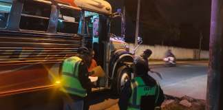 DGT llevó a cabo un operativo de control y supervisión en el kilómetro 21, frente a la colonia Condado San Juan, ruta hacia Pachali, Ciudad Quetzal. Foto La Hora: DGT.