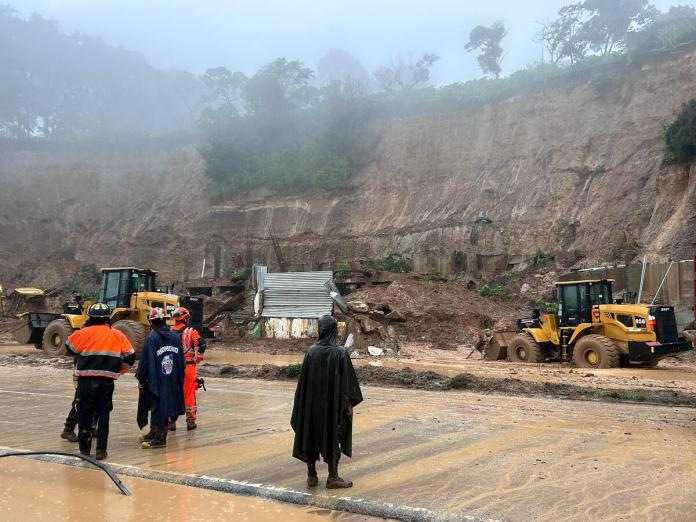 Derrumbe en el kilómetro 24 de la Carretera a El Salvador. Foto La Hora: Daniel Ramírez.