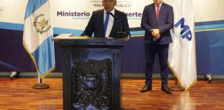 Jefe de la FECI, Rafael Curruchiche y fiscal Mario Véliz. Foto La Hora: Daniel Ramírez