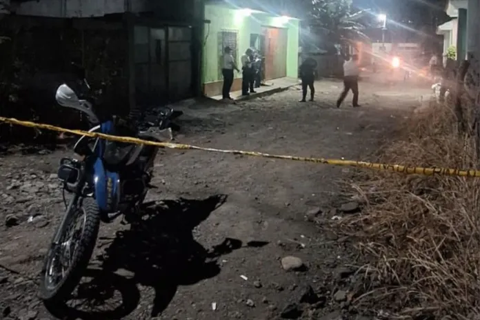 Delincuente abatido tras enfrentamiento armado Viviendo en donde ocurrió el enfrentamiento armado de la PNC en contra de un delincuente. Foto La Hora: PNC