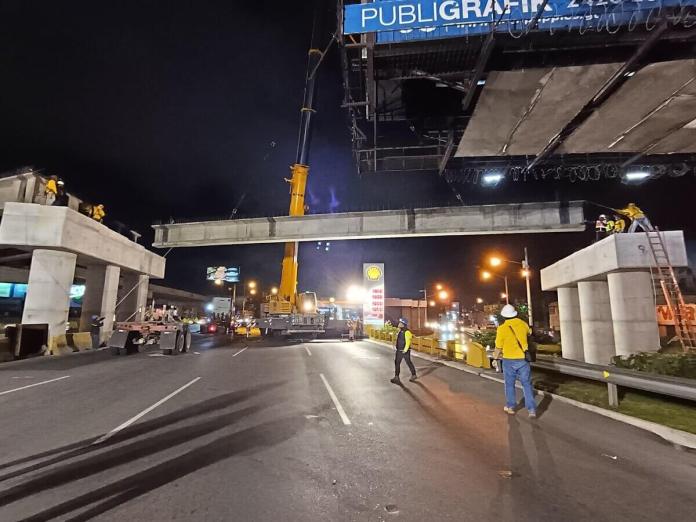 Colocan vigas para puente 5 de paso a desnivel en Calzada Roosevelt. Foto La Hora: CIV