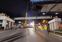 Colocan vigas para puente 5 de paso a desnivel en Calzada Roosevelt. Foto La Hora: CIV
