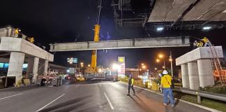 Colocan vigas para puente 5 de paso a desnivel en Calzada Roosevelt. Foto La Hora: CIV
