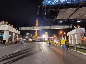 Colocan vigas para puente 5 de paso a desnivel en Calzada Roosevelt