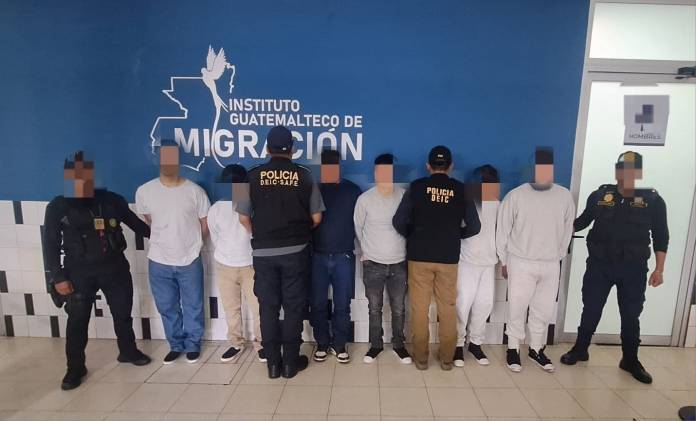 Ocho hombres fueron detenidos tras ser deportados. Foto La Hora: PNC.