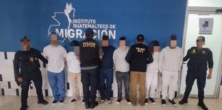 Ocho hombres fueron detenidos tras ser deportados. Foto La Hora: PNC.
