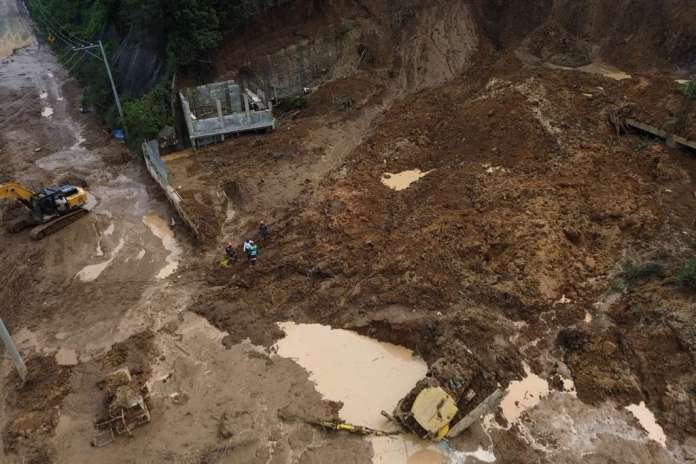 Derrumbe en kilómetro 24 de carretera a El Salvador. Foto La Hora: José Orozco