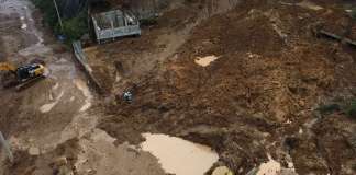 Derrumbe en kilómetro 24 de carretera a El Salvador. Foto La Hora: José Orozco