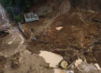 Derrumbe en kilómetro 24 de carretera a El Salvador. Foto La Hora: José Orozco