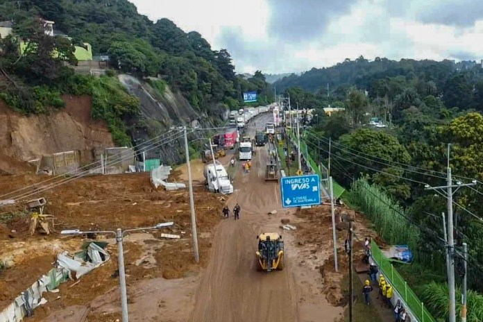 Covial trabaja en el retiro de tierra y habilitación de paso en carretera a El Salvador, km 24.5. Foto La Hora: Covial