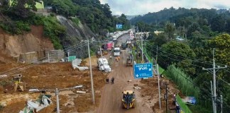 Covial trabaja en el retiro de tierra y habilitación de paso en carretera a El Salvador, km 24.5. Foto La Hora: Covial