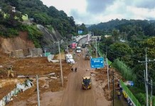 Covial: a las 12 horas podría estar liberado el paso parcialmente en el km 24.5 de carretera a El Salvador Covial trabaja en el retiro de tierra y habilitación de paso en carretera a El Salvador, km 24.5. Foto La Hora: Covial