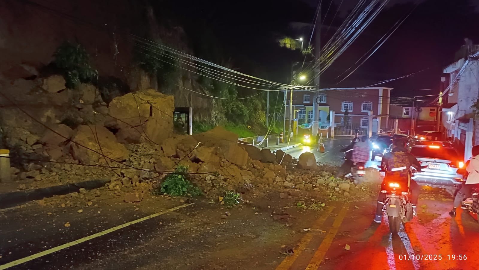 Derrumbe en el kilómetro 8.5 ruta a Muxbal bloquea paso vehicular y complica el tráfico