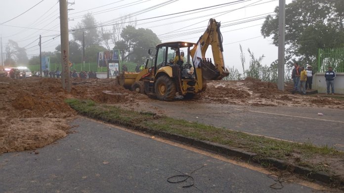 Derrumbe del kilómetro 24 de la carretera a El Salvador. Foto La Hora: Covial