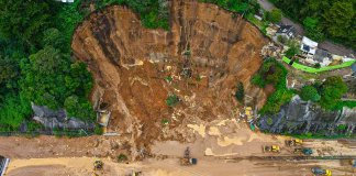Las labores de limpieza en el km 24 de Carretera a El Salvador continúan. Foto La Hora: Fabricio Alonzo