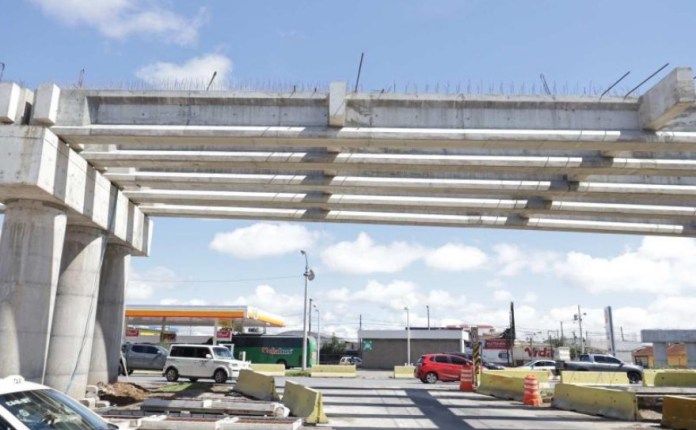 Trabajos en el paso a desnivel de la calzada Roosevelt que afectarán la circulación vial por el sector, debido a cierres temporales. Foto La Hora: CIV.