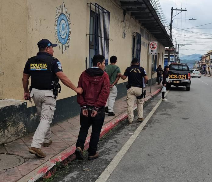 Dos hombres fueron capturados cuando presuntamente intentaban robar objetos religiosos. Foto La Hora: PNC.