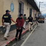 Dos hombres fueron capturados cuando presuntamente intentaban robar objetos religiosos. Foto La Hora: PNC.