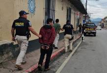 Dos hombres fueron capturados cuando presuntamente intentaban robar objetos religiosos. Foto La Hora: PNC.