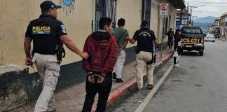 Dos hombres fueron capturados cuando presuntamente intentaban robar objetos religiosos. Foto La Hora: PNC.