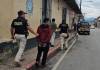 Dos hombres fueron capturados cuando presuntamente intentaban robar objetos religiosos. Foto La Hora: PNC.